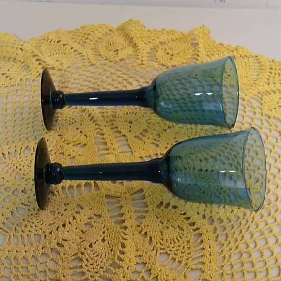 Set of 2 COBALT BLUE HAND BLOWN GLASS WINE, WATER, GLASSES, 9" TALL 3 1/… - Picture 4 of 9